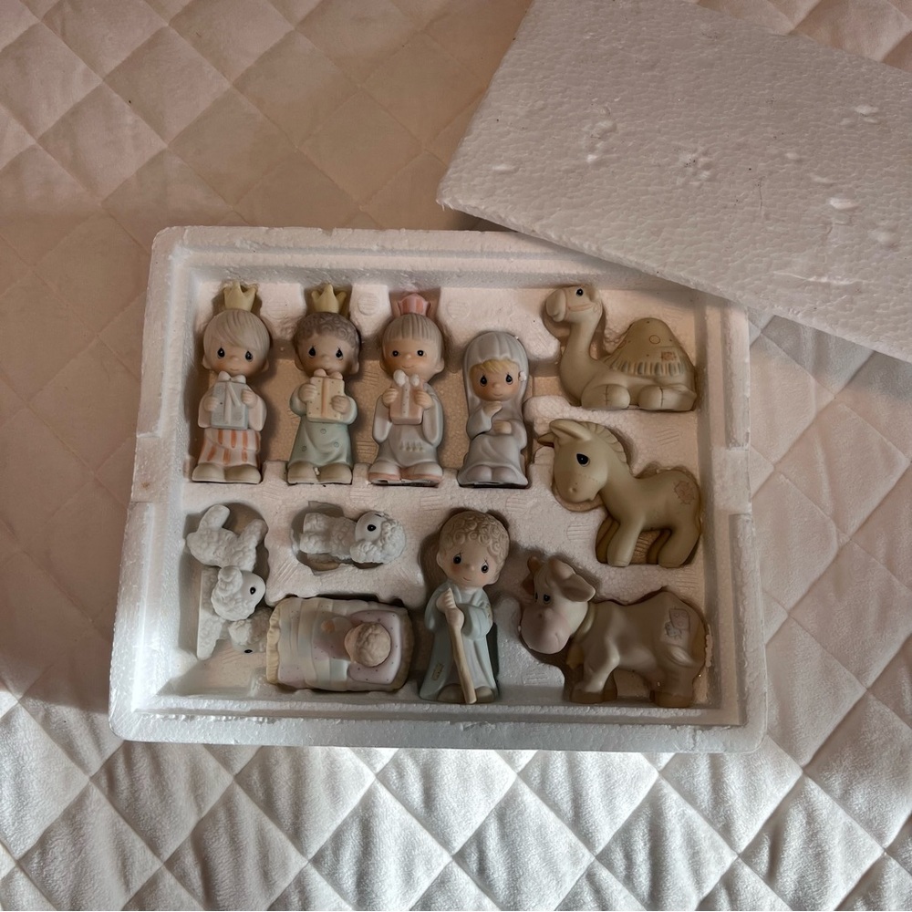 Precious Moments "Come Let Us Adore Him" 12- piece nativity set